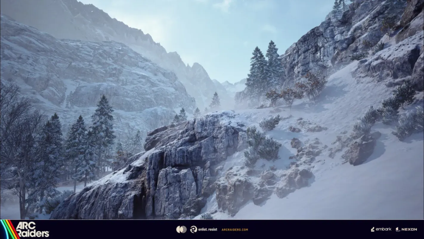 Vale nevado entre montanhas cobertas de neve