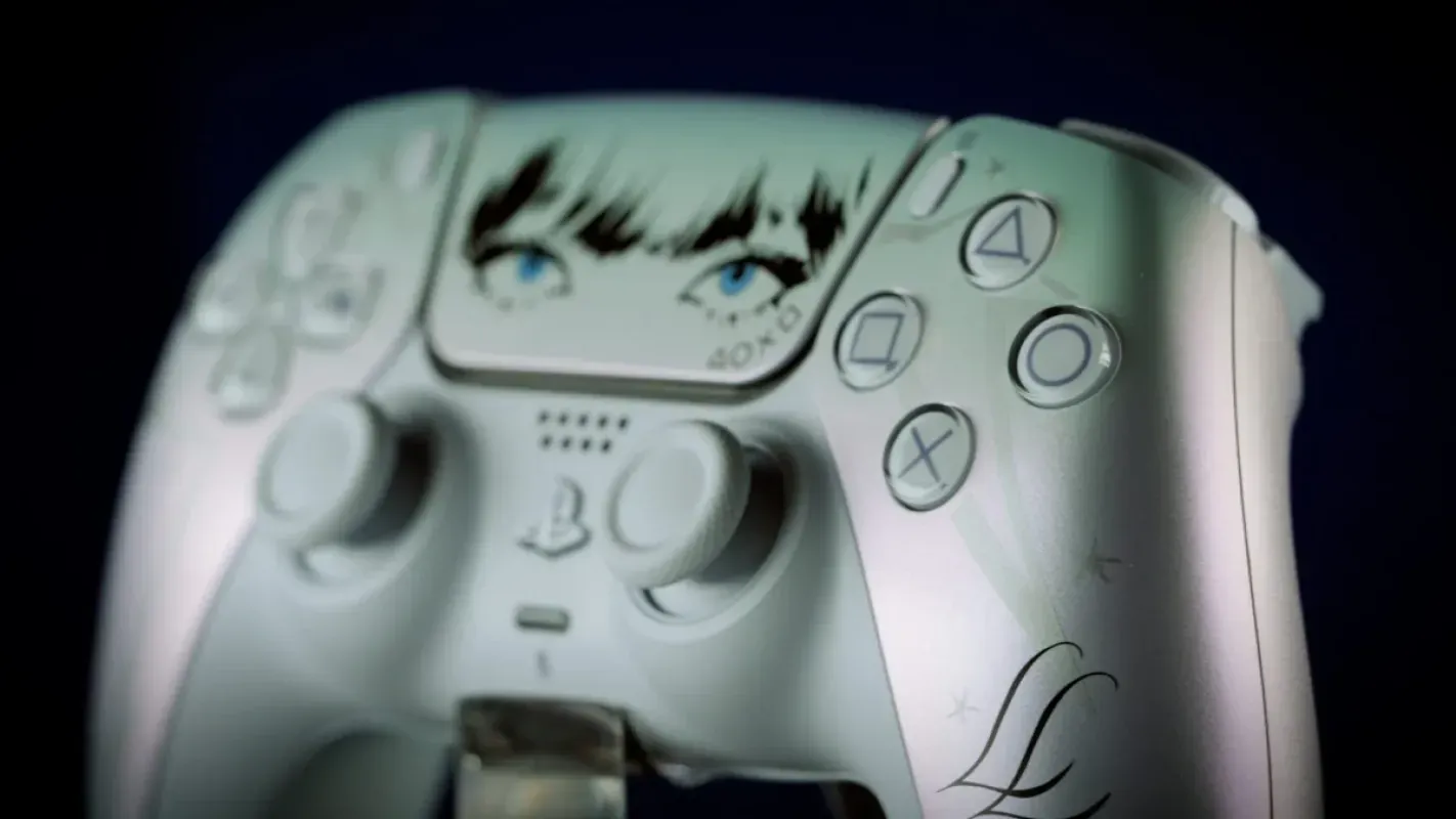 Detalhe do DualSense Lisa Limited Edition com olhos no touchpad