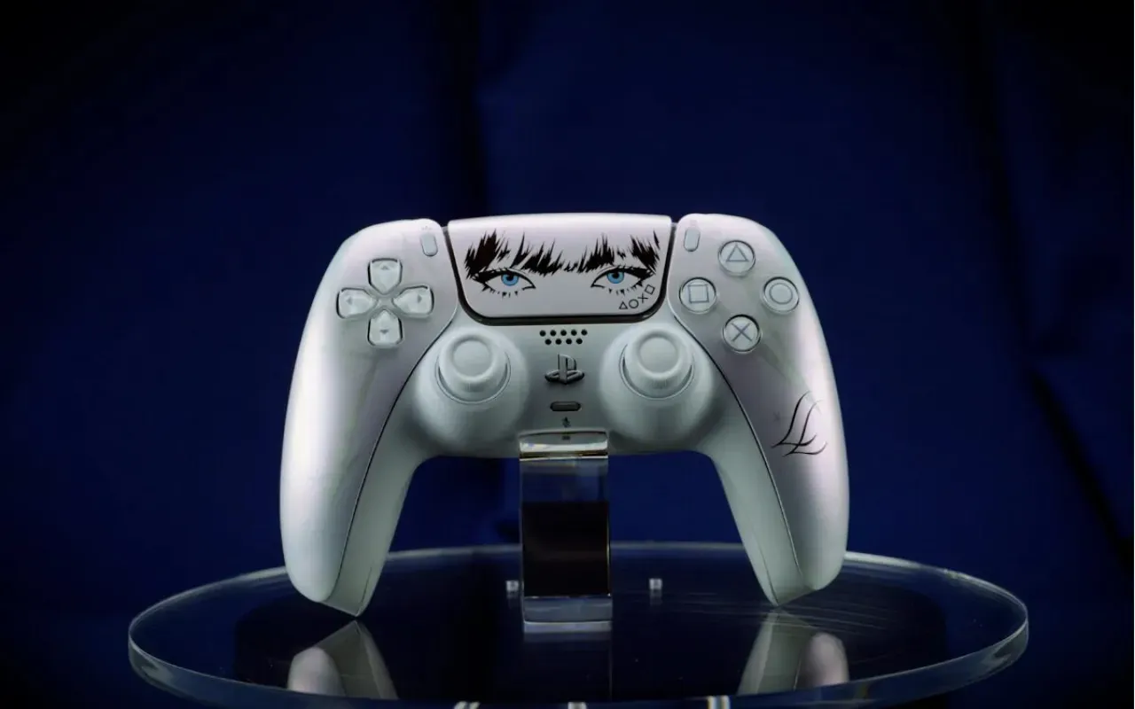 Controle DualSense Lisa Limited Edition exibido de frente