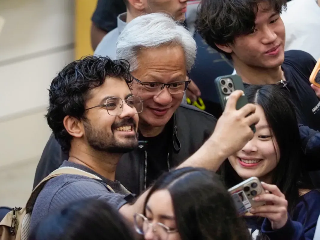 Jensen Huang tira foto com estudantes durante visita à Universidade Stanford