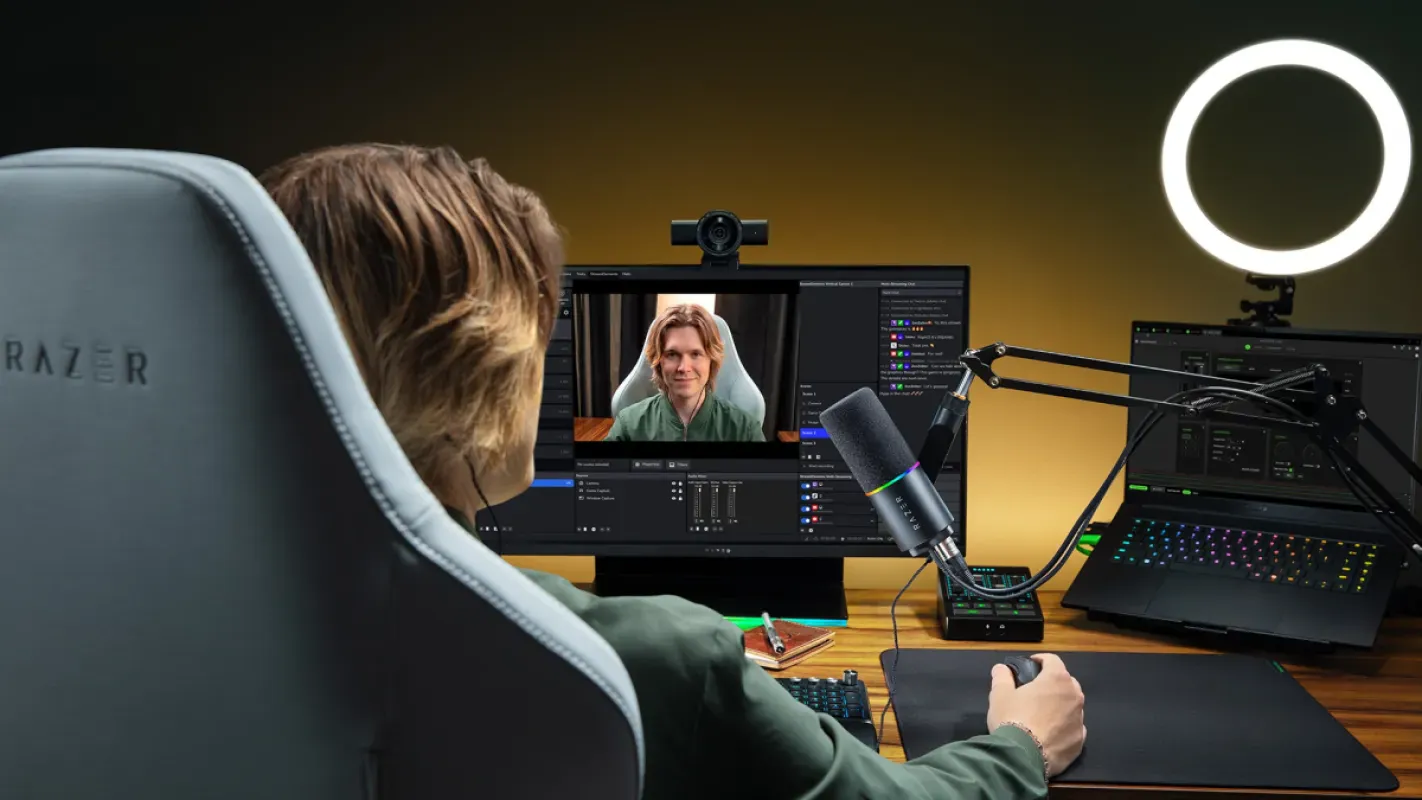 Streamer usando a webcam Razer Kiyo V2 Pro no setup