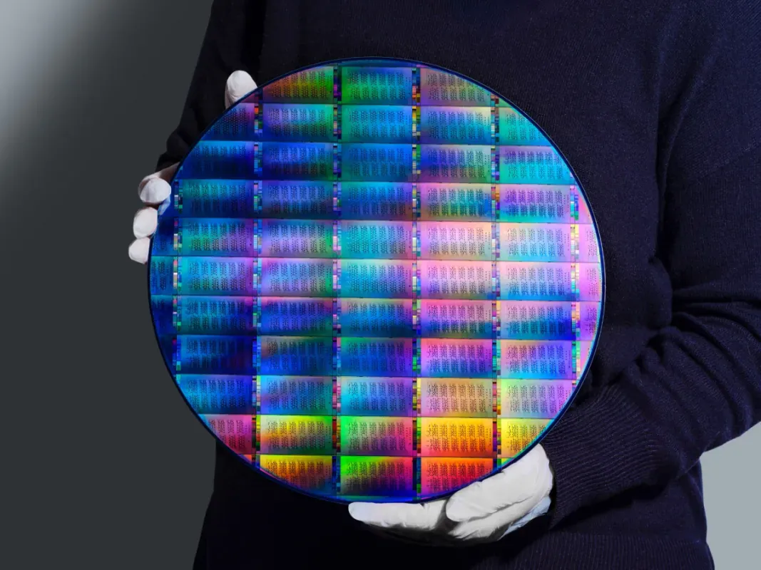 Pesquisador da IBM segura wafer de 300 mm com processadores quânticos Nighthawk