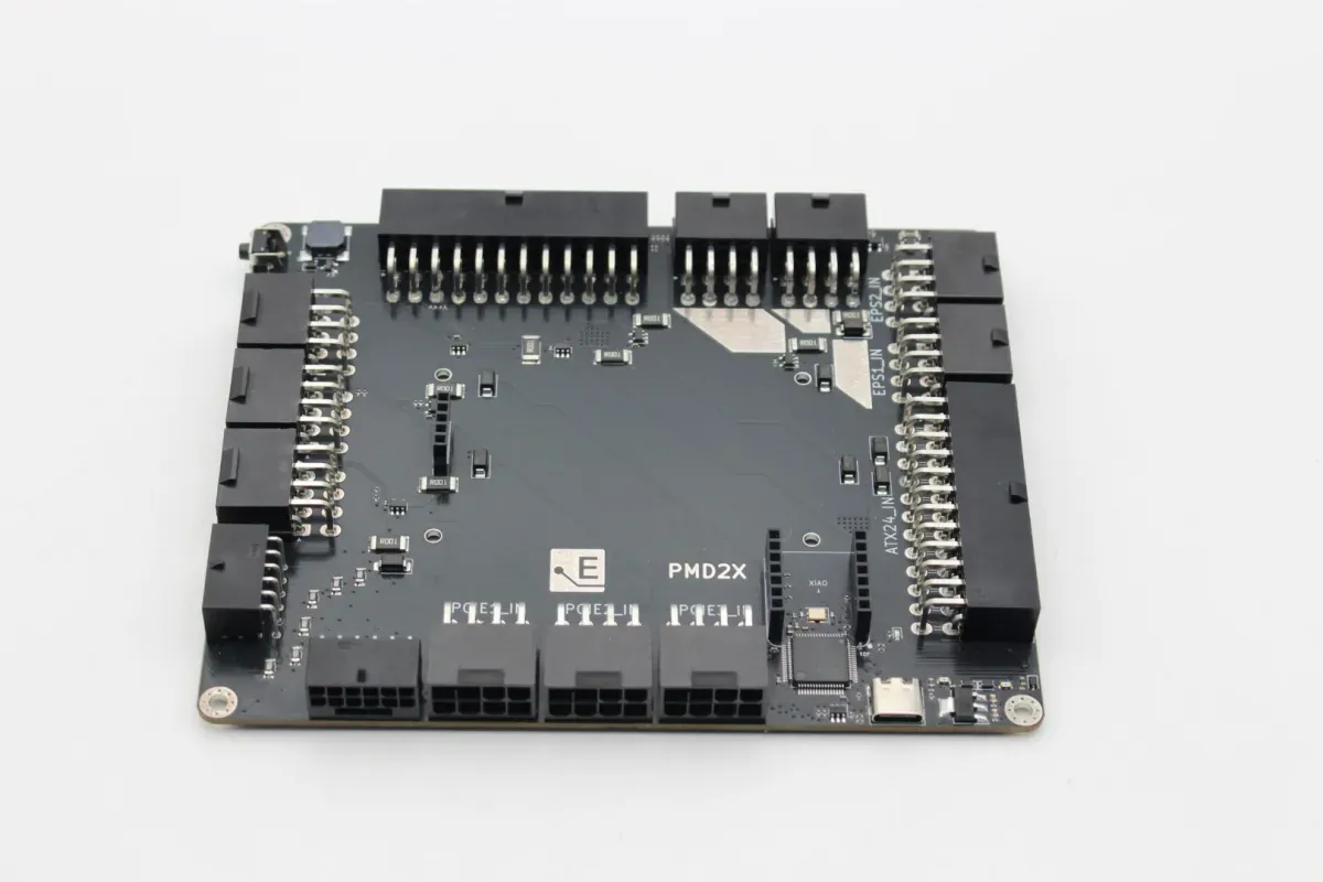 Medidor ElmorLabs PMD2X com tela OLED e conectores de energia