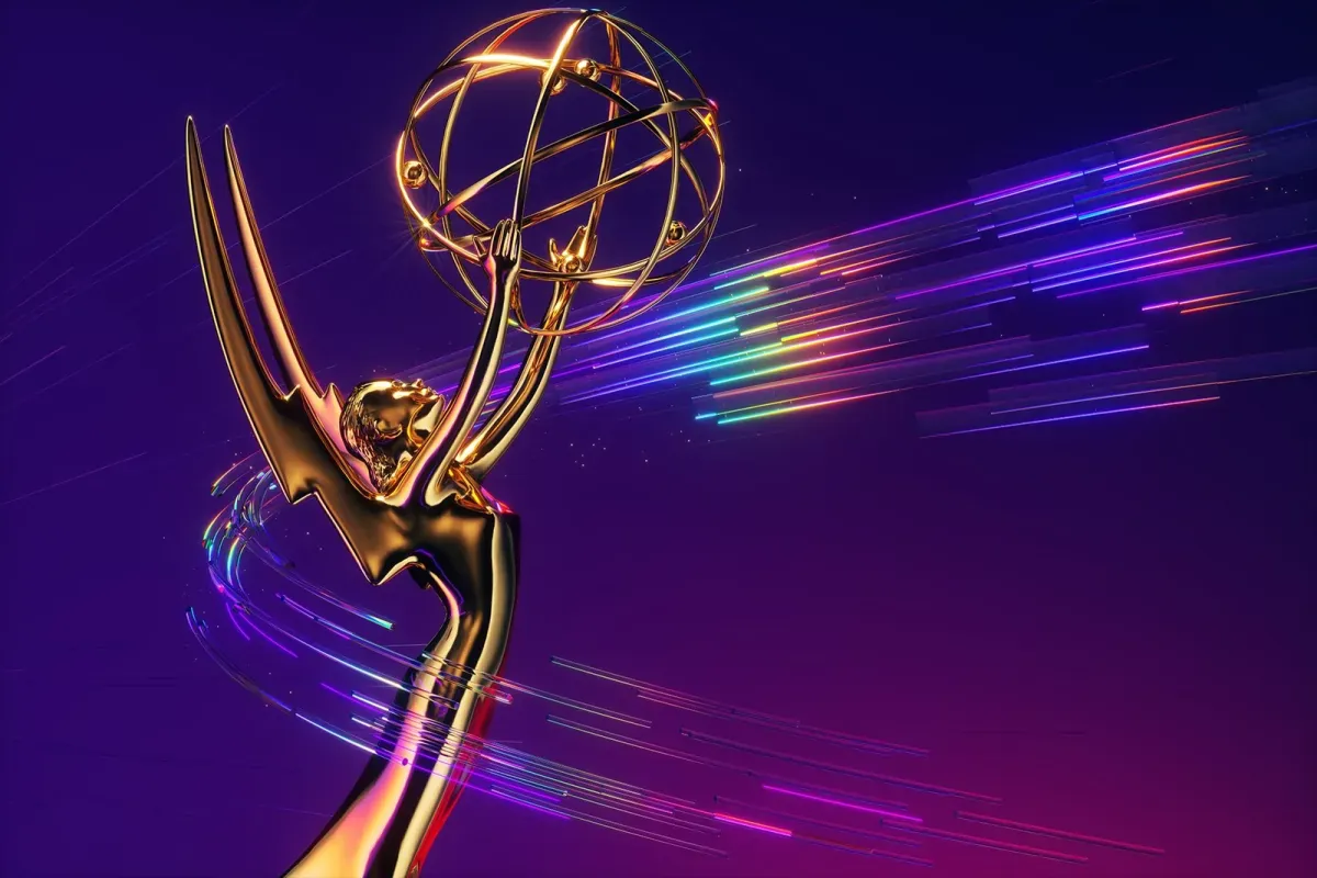 Estatueta do Emmy em arte oficial da Television Academy, com feixes de luz coloridos ao fundo