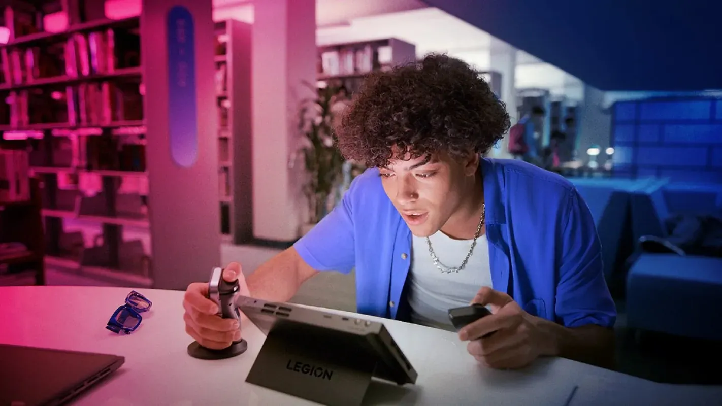 Jogador usando o portátil Lenovo Legion Go com processador AMD Ryzen
