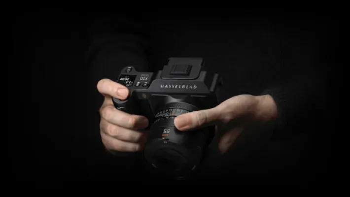 Doom roda em câmera Hasselblad de US$ 8 mil e usa o obturador para atirar