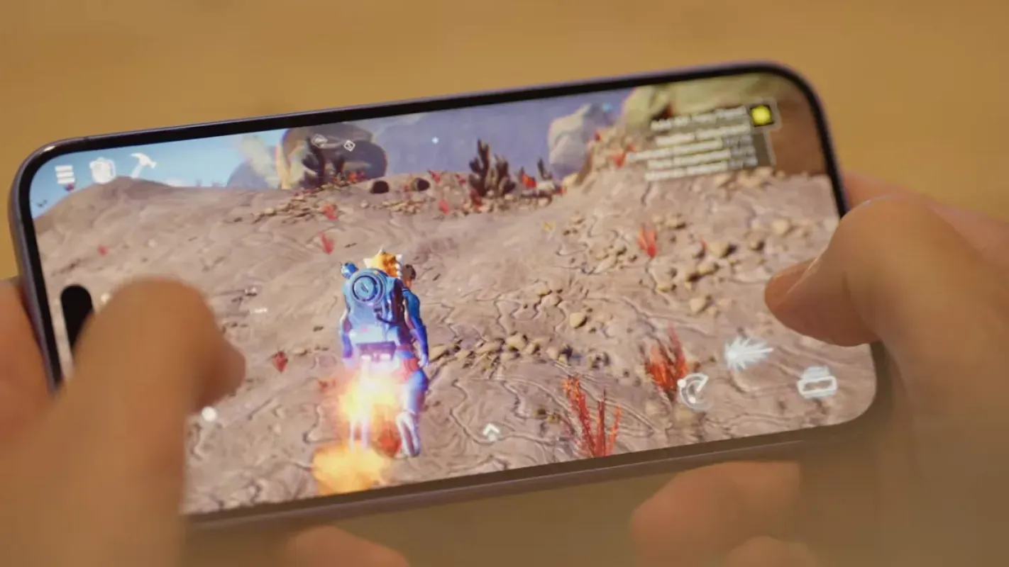No Man's Sky rodando em um iPhone na horizontal, com o personagem em um planeta