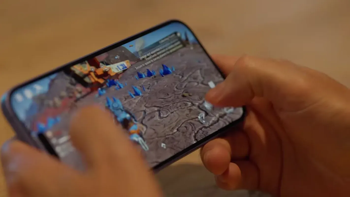 Jogador segura um iPhone com No Man's Sky e controles na tela