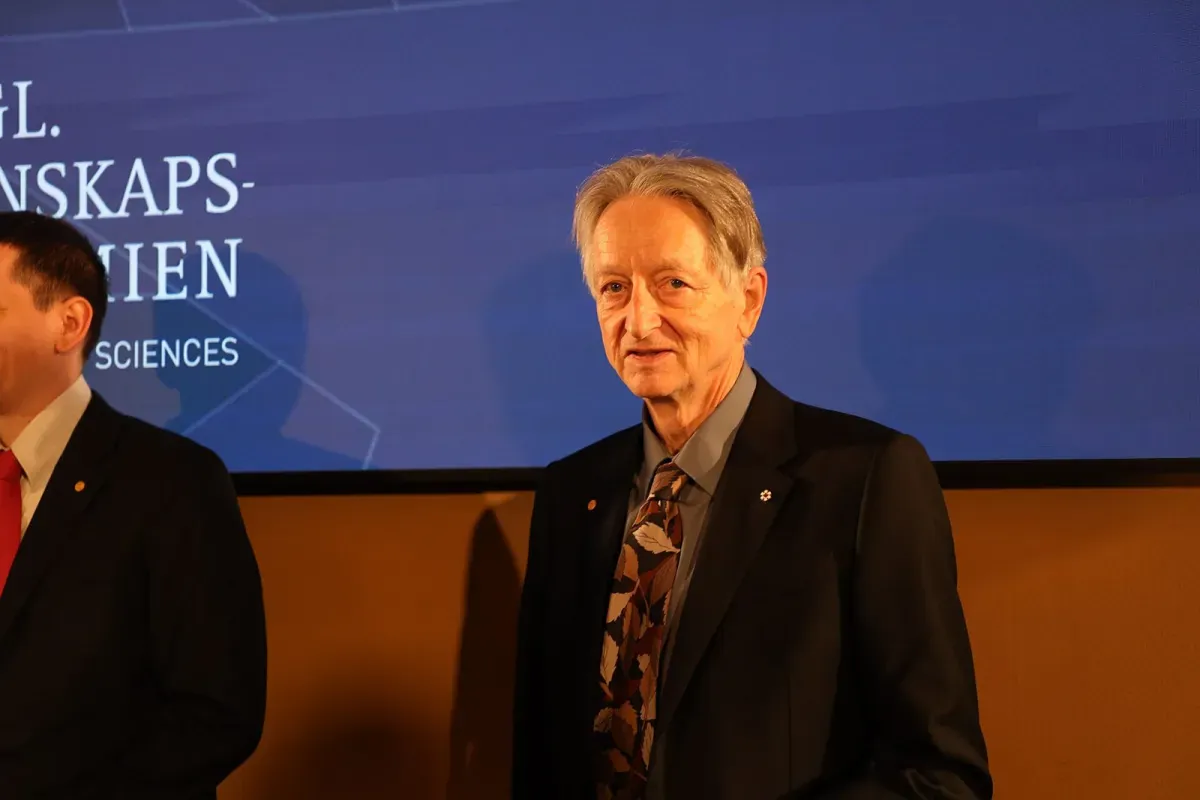 Geoffrey Hinton durante a coletiva do Nobel de Física 2024 na Academia Real Sueca de Ciências
