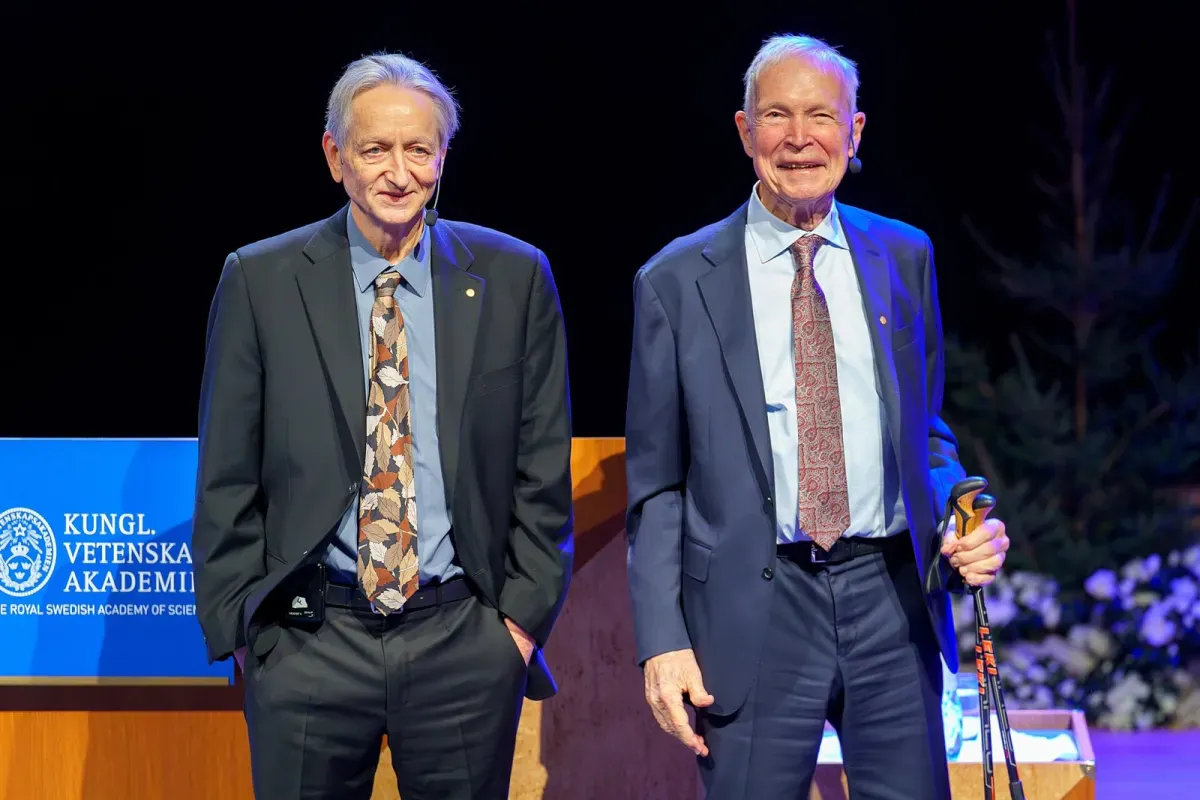 Geoffrey Hinton e John Hopfield lado a lado no palco das Nobel Lectures de 2024, em Estocolmo