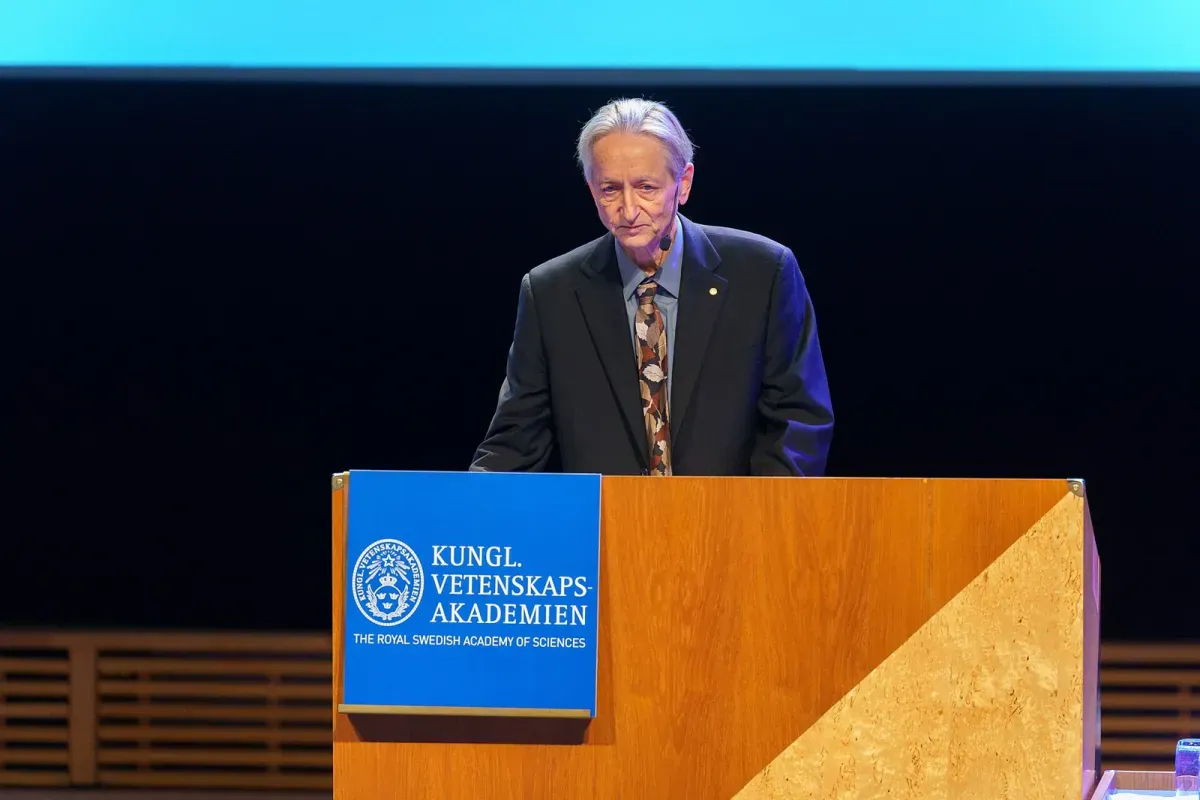 Geoffrey Hinton fala ao púlpito durante as Nobel Lectures de 2024, na Universidade de Estocolmo