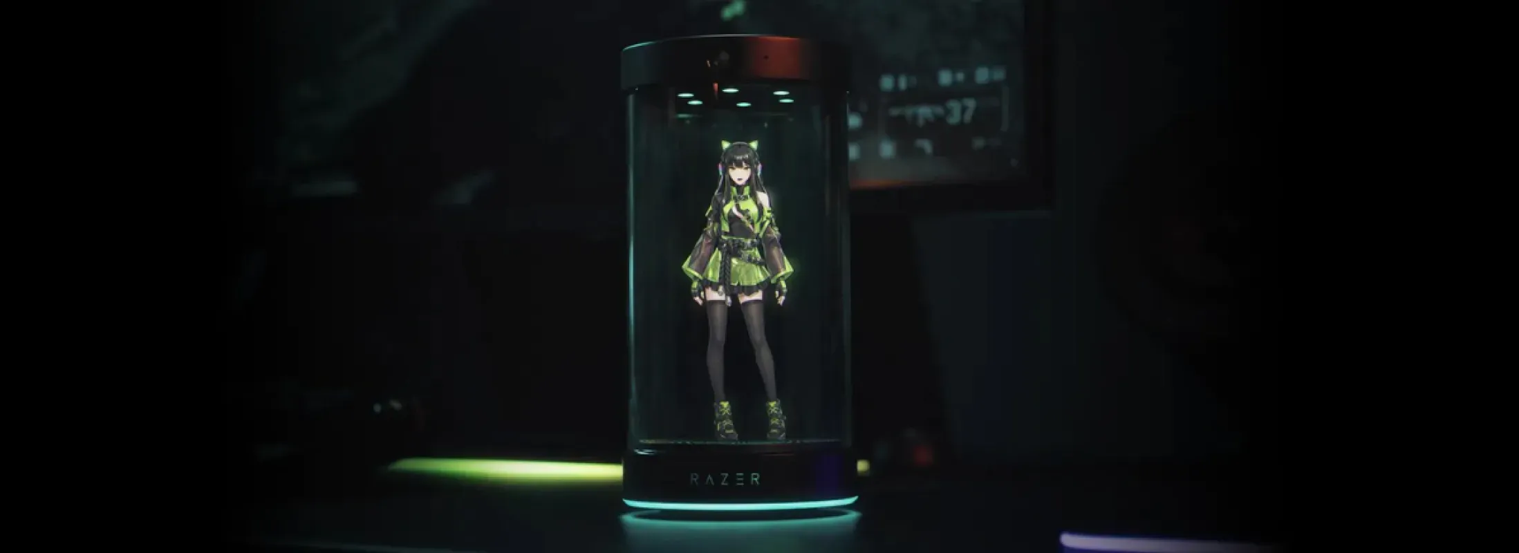 Personagem feminina em holograma dentro do cilindro do Razer AVA, com luzes verdes na base