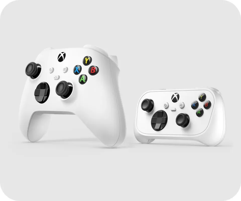 Xbox Nano Controller ao lado do Controle Sem Fio Xbox tradicional