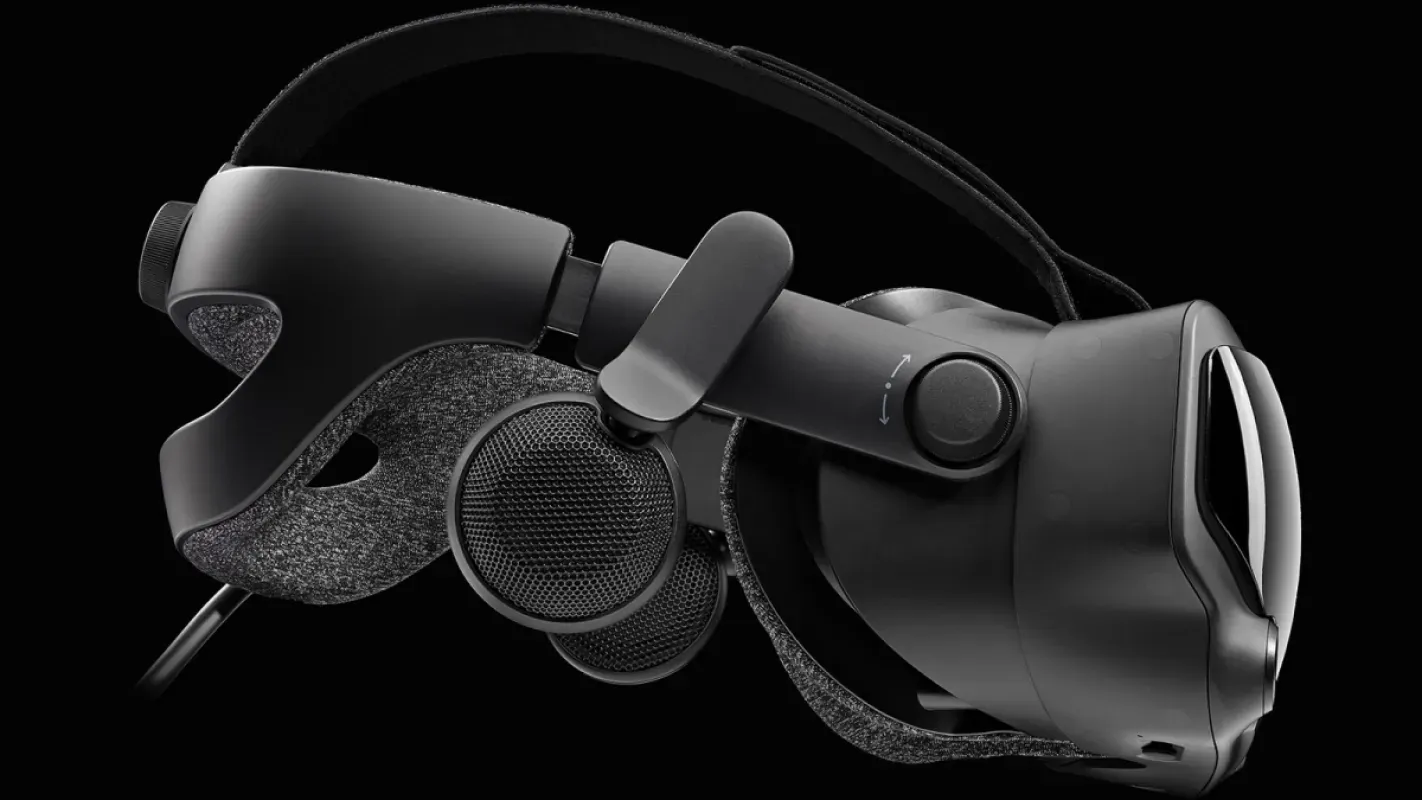 Vista lateral do Valve Index, com os alto-falantes externos afastados das orelhas e a alça ajustável