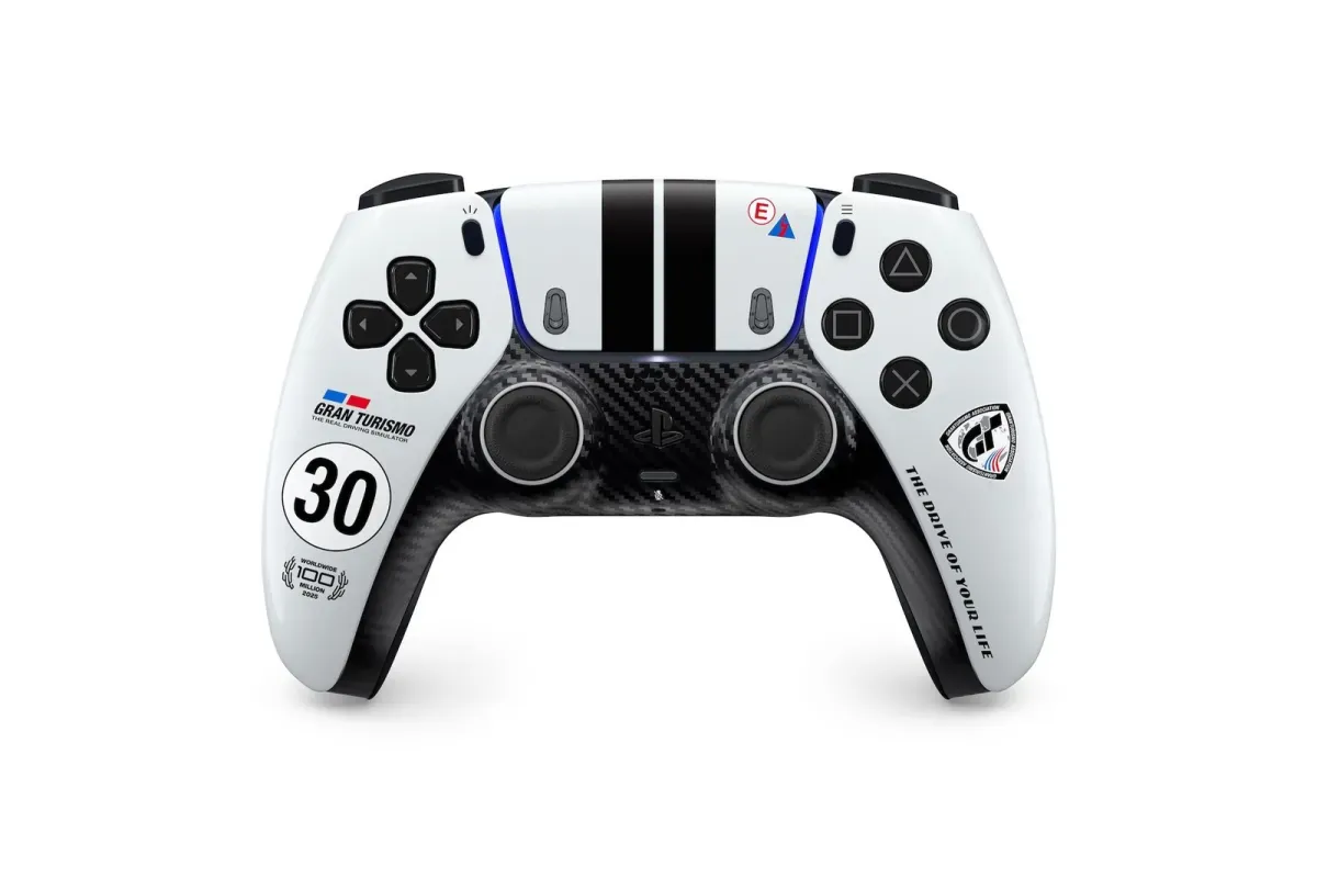 DualSense Edição Limitada Gran Turismo branco, com faixas de corrida azul e vermelha e o número 30 na empunhadura