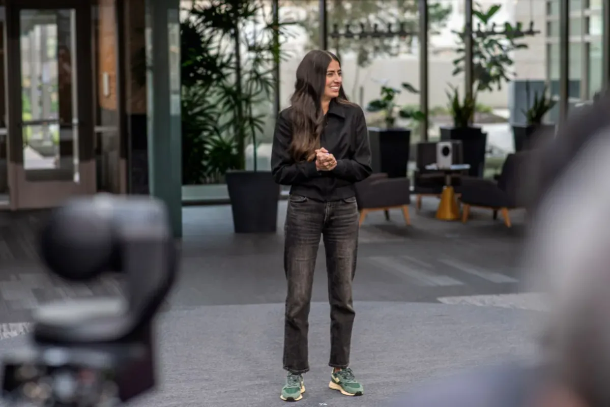 Asha Sharma, CEO do Xbox, fala com funcionários da empresa em evento interno