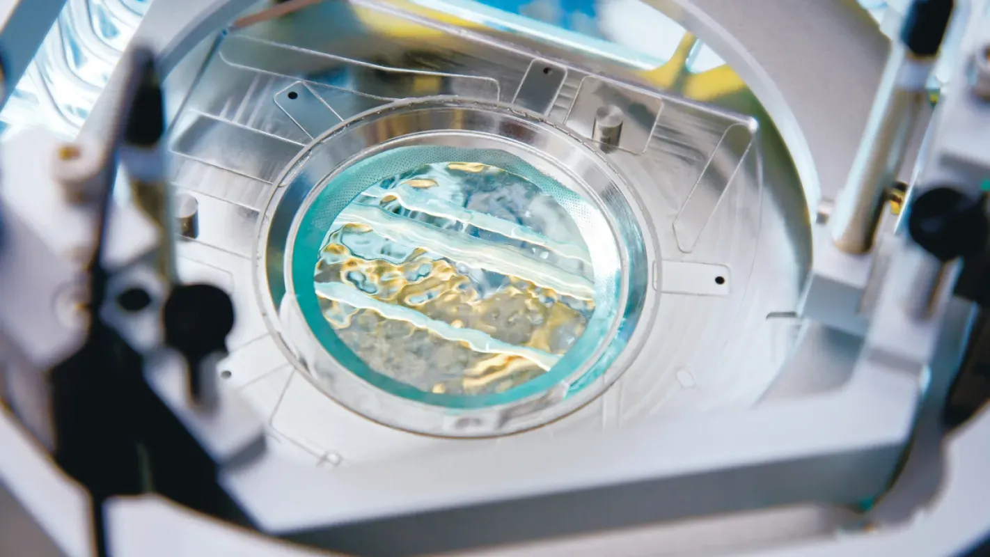 Close da camada de água entre a óptica de uma máquina de litografia DUV da ASML e um wafer de silício