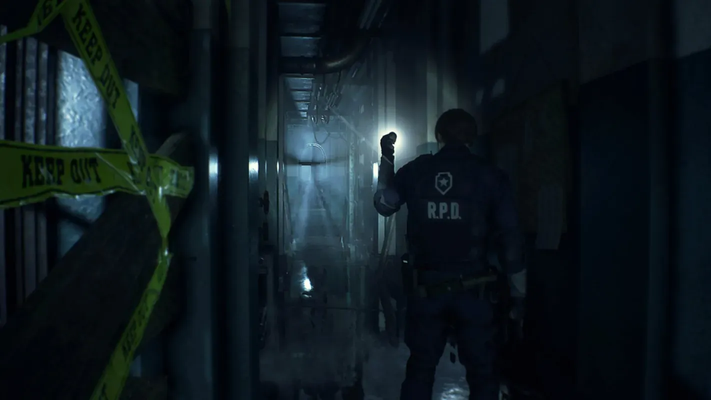 Leon Kennedy em corredor escuro da delegacia de Raccoon City em Resident Evil 2