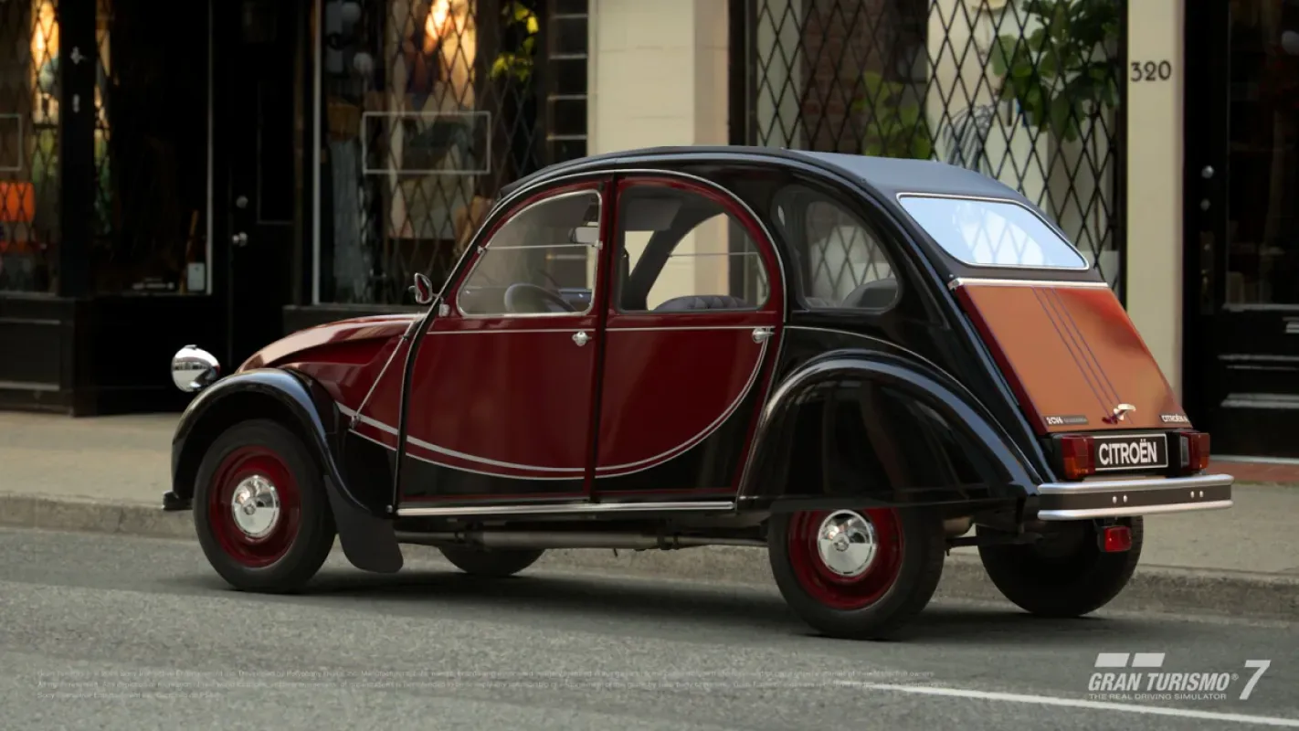 Citroën 2 CV 6 Charleston 1986 vermelho e preto estacionado em rua de cidade em Gran Turismo 7