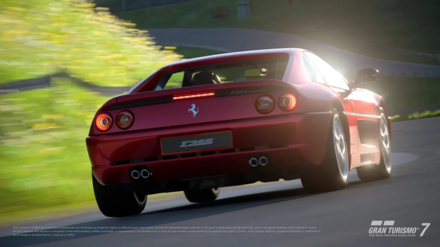 Ferrari F355 Berlinetta vermelha acelerando em pista em Gran Turismo 7