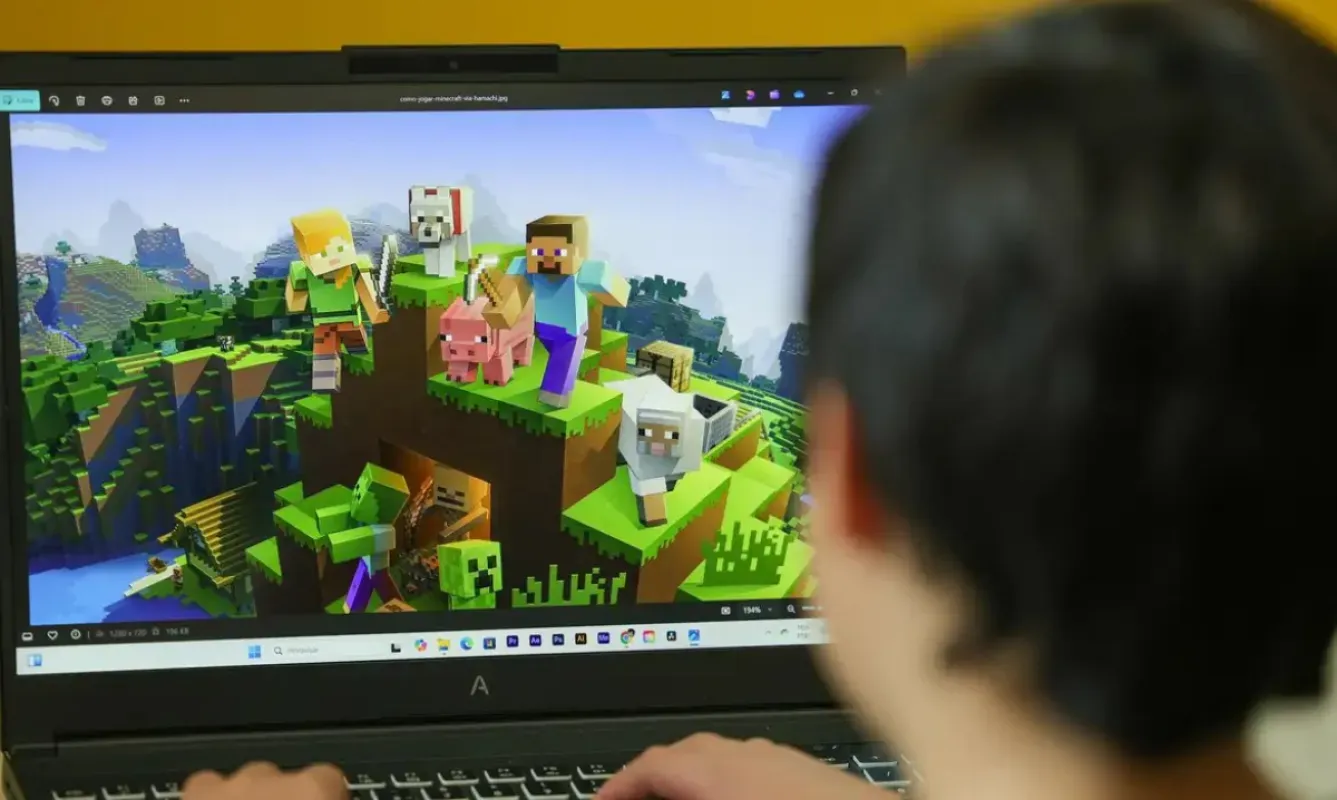 Criança joga Minecraft no computador em foto de arquivo