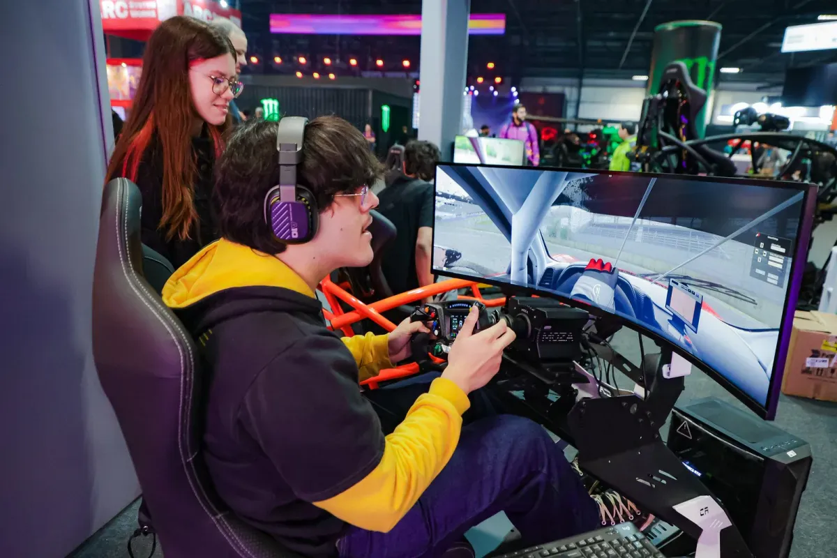 Visitantes em simuladores de corrida na Brasil Game Show 2025