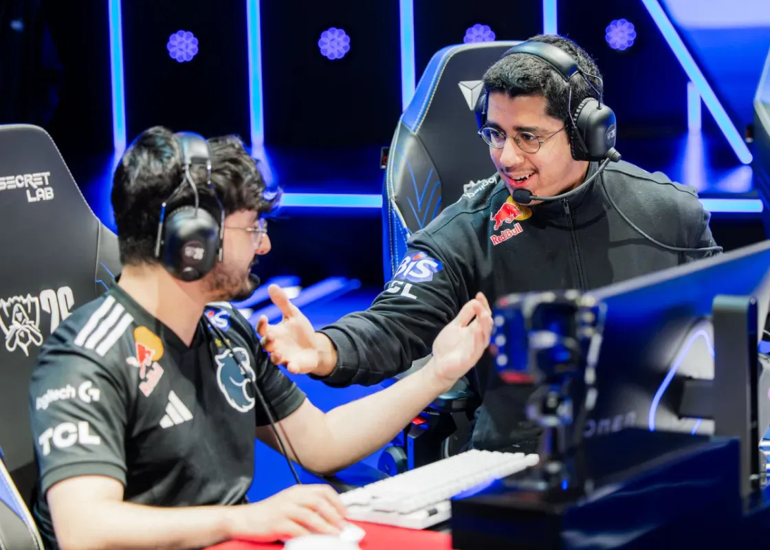 Guigo e Tatu, da FURIA, no Play-In do Worlds 2026 em Los Angeles
