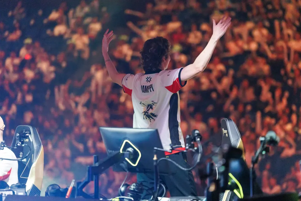 Jamppi, da Team Vitality, comemora no palco da final da chave inferior do Champions Shanghai