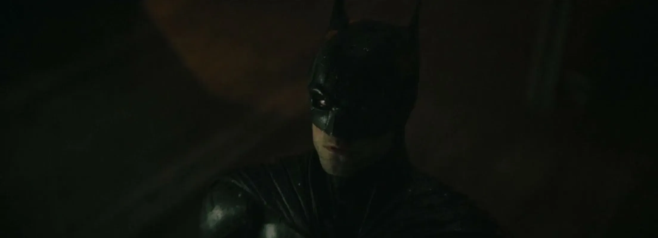 Robert Pattinson como Batman em cena de The Batman, de 2022