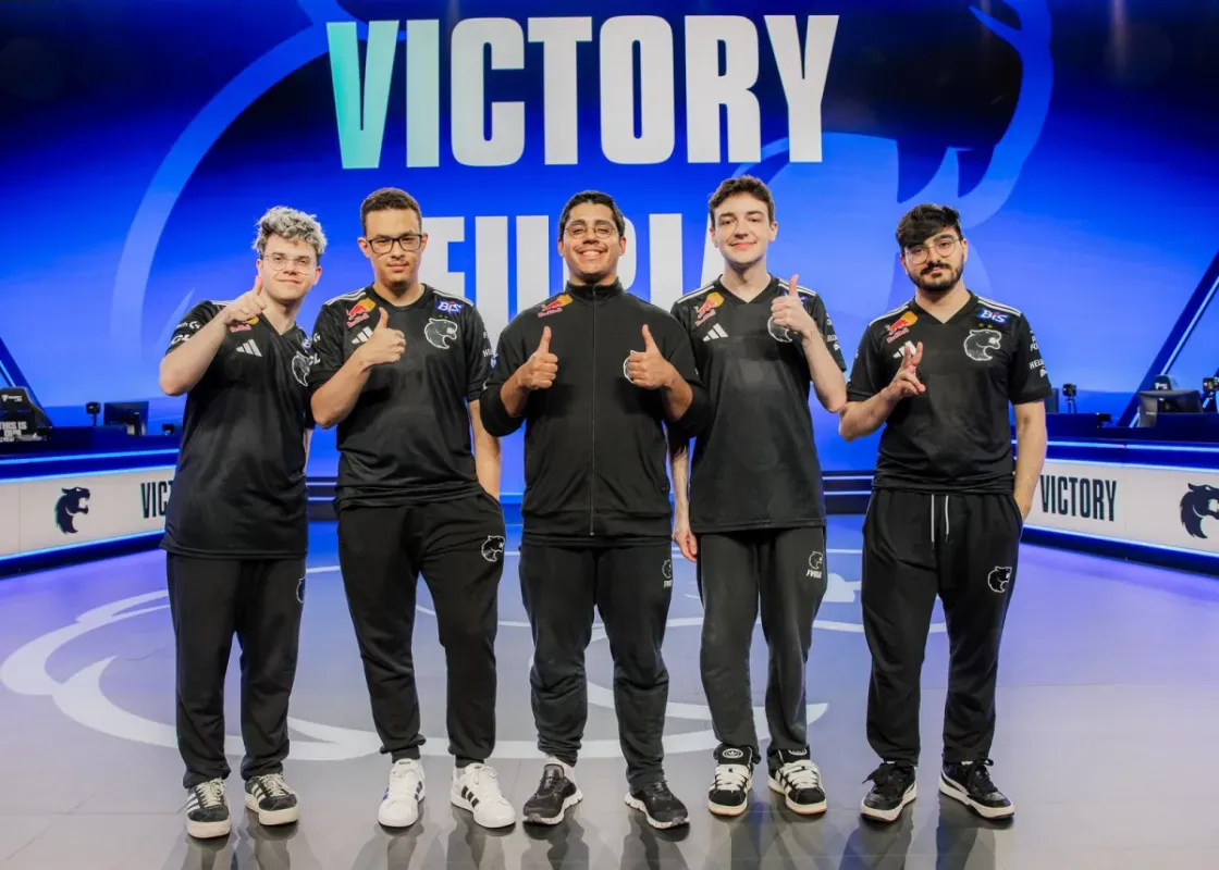 Jogadores da FURIA no palco do Play-In do Worlds 2026