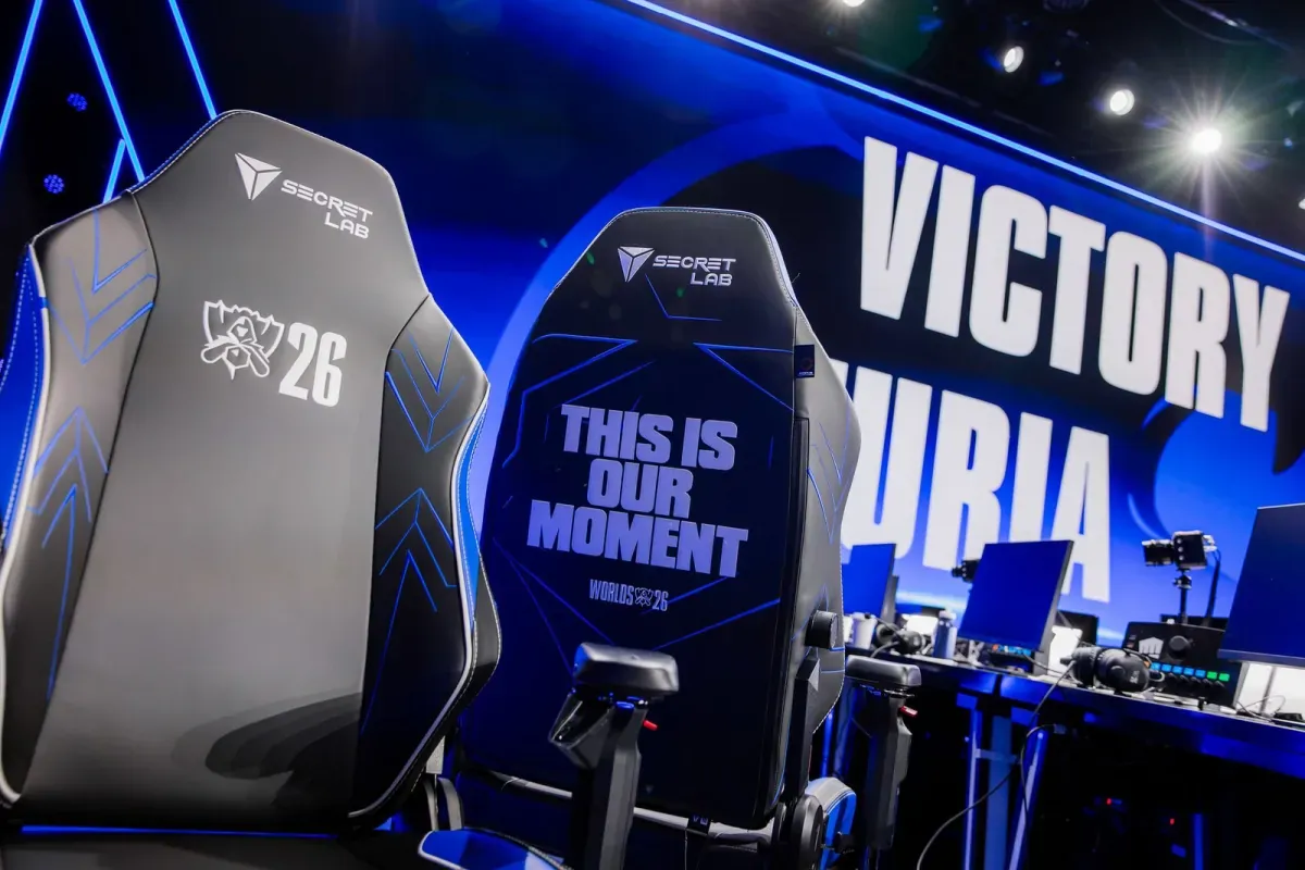 Cadeira de jogo com identidade do Worlds 2026 no palco do Play-In