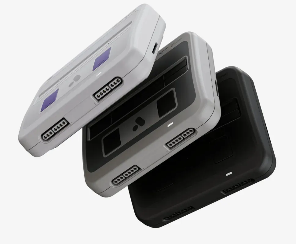 As três versões do Super Nt+, Classic, SF e Black, empilhadas
