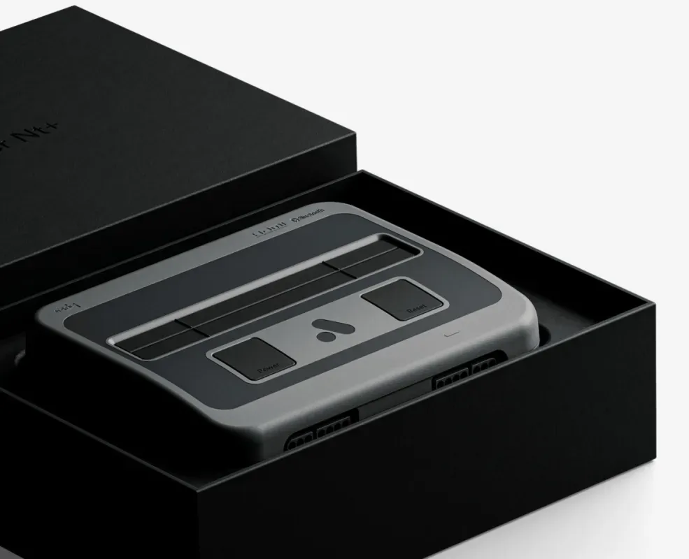 Super Nt+ cinza dentro da nova caixa preta da Analogue