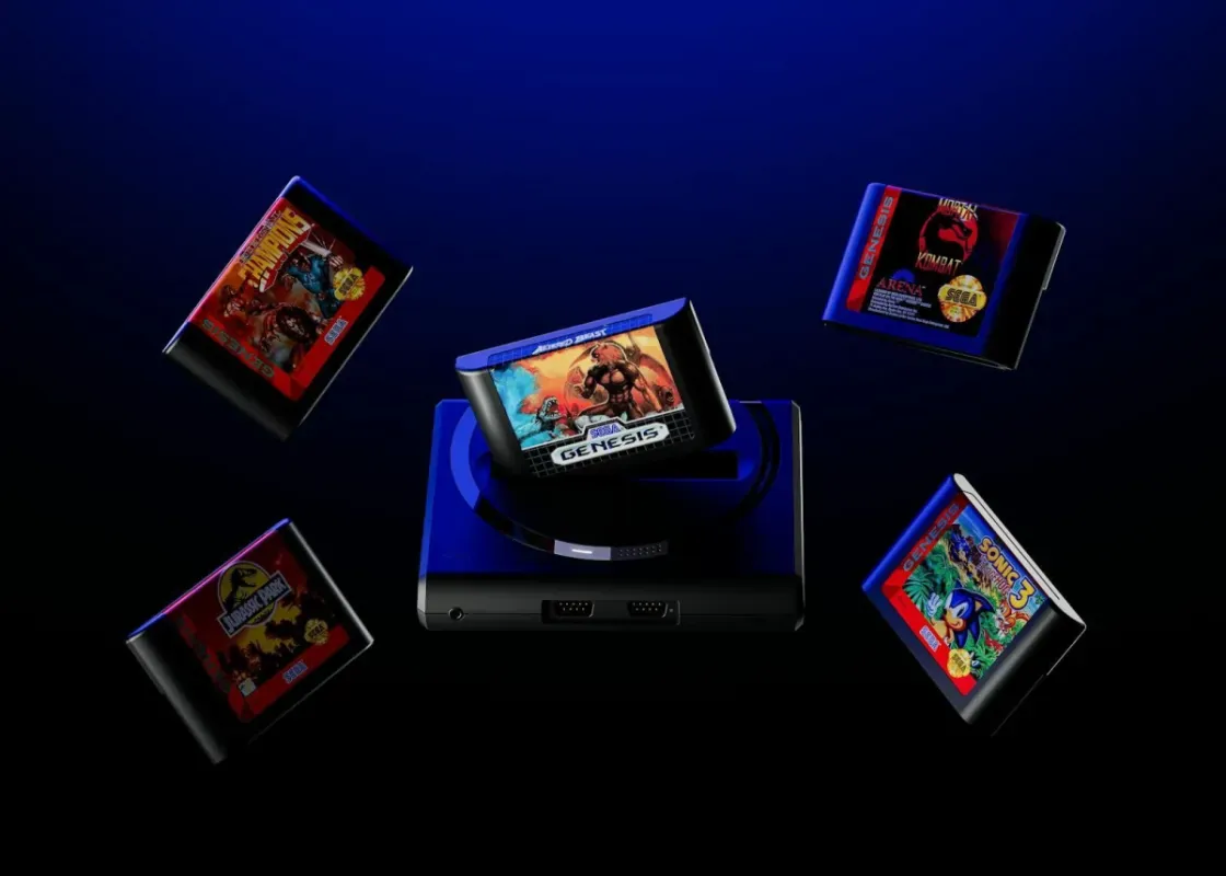 Mega Sg+ com um cartucho encaixado e outros cartuchos de Mega Drive ao redor