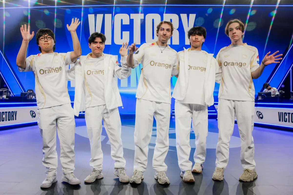 Jogadores da Karmine Corp comemoram no palco após vencer a MVK por 3 a 0