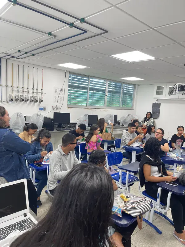 Participantes do curso Ifes Gerações Conectadas em sala do Ifes Campus Aracruz durante o encerramento da primeira turma, em julho de 2025