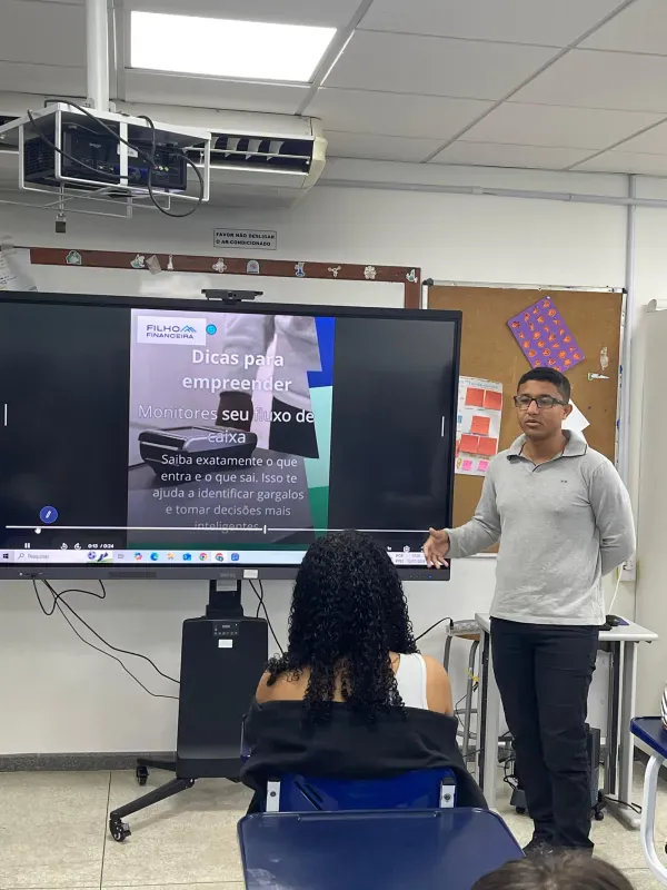 Estudante apresenta projeto final em tela interativa no encerramento do curso Ifes Gerações Conectadas, em julho de 2025