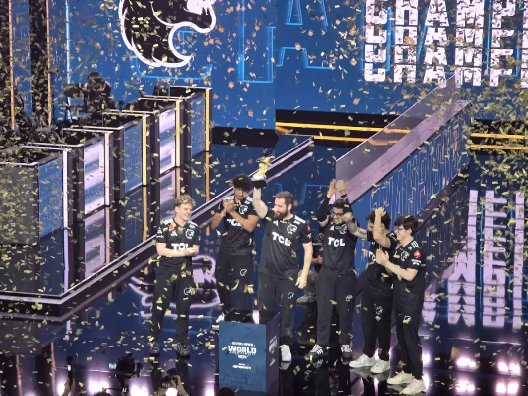 Jogadores da FURIA erguem o troféu do Thunderpick World Championship 2026 no palco da final, em Malta