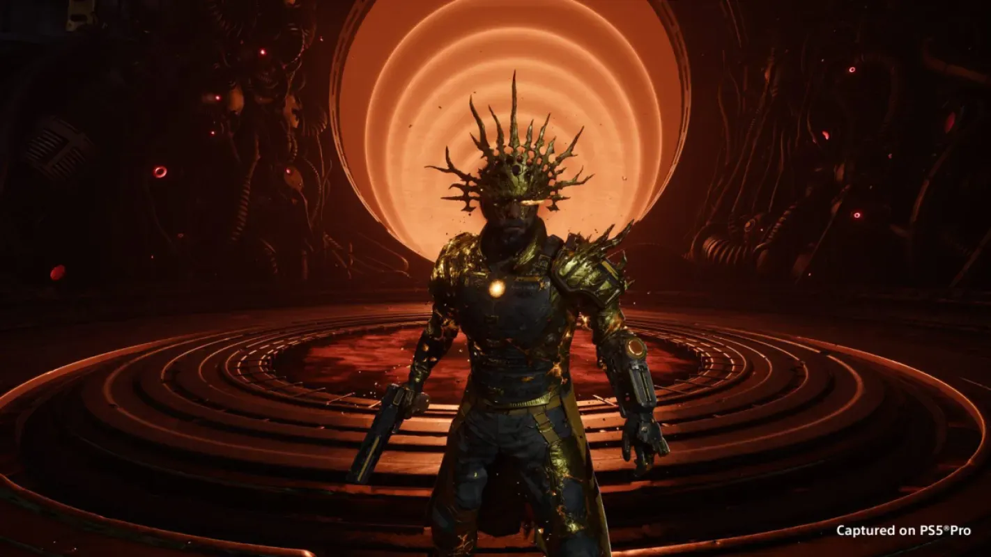 Arjun com coroa e armadura dourada nas Eclipse Layers de Saros
