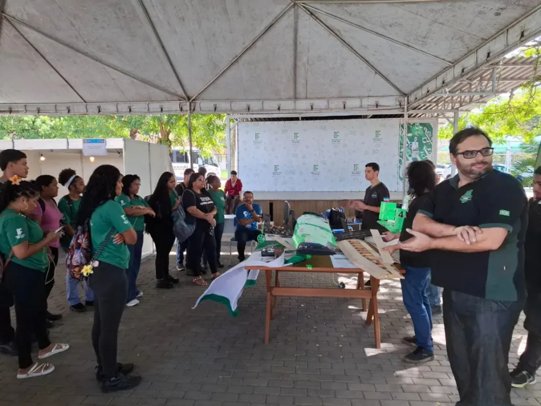 Estudantes visitam estande da Mostra Científica da VI SEMQILQ e SNCT 2025 no Ifes Campus Aracruz