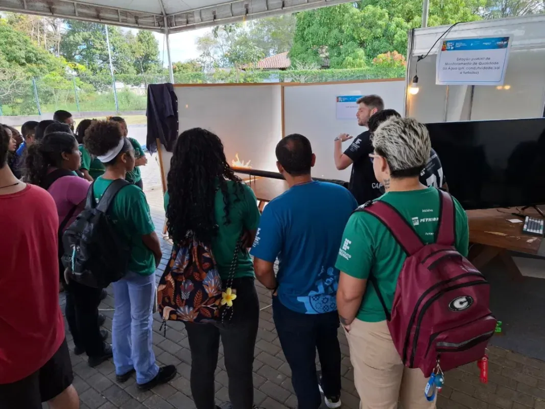 Visitantes acompanham apresentação de trabalho na Mostra Científica do Ifes Campus Aracruz em 2025