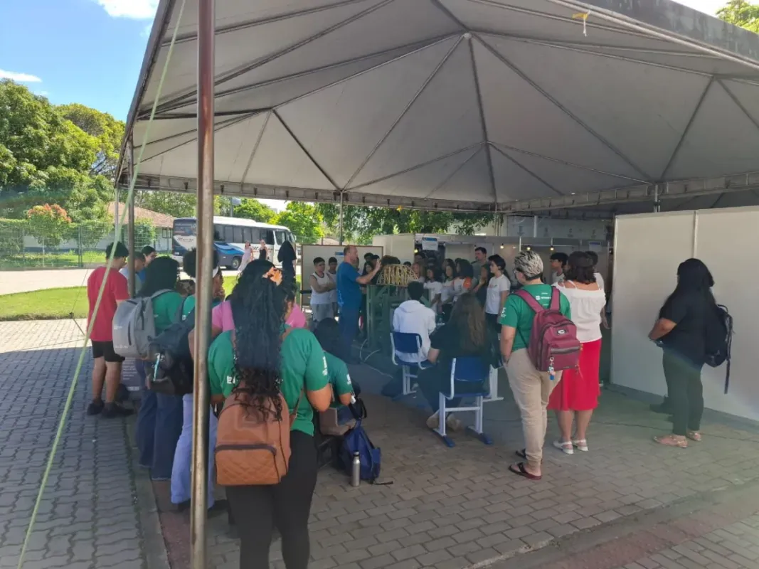Tendas da Mostra Científica da SNCT 2025 montadas no pátio do Ifes Campus Aracruz