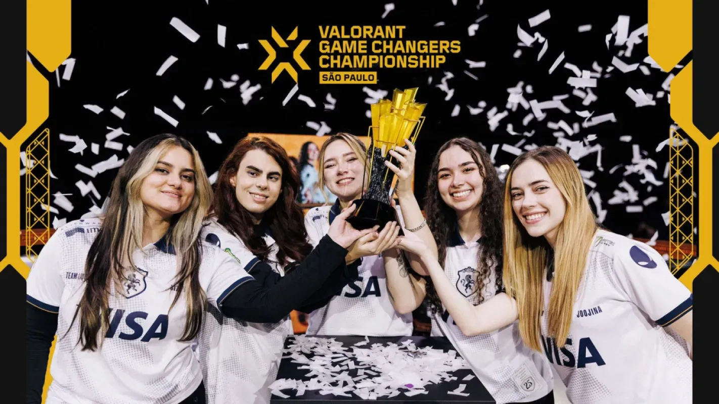 Jogadoras da Team Liquid erguem o troféu do Game Changers Championship em arte oficial da edição de São Paulo
