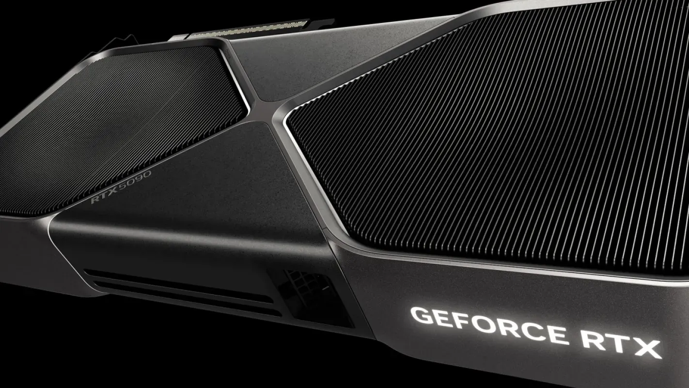 Detalhe da GeForce RTX 5090 Founders Edition, com a inscrição RTX 5090 gravada na carcaça e o logotipo GeForce RTX iluminado