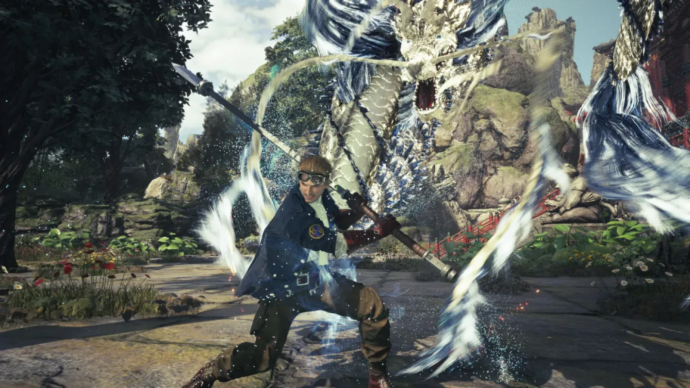 Cid Highwind, de óculos de aviador, golpeia com sua lança em meio a rajadas de energia, com uma criatura parecida com um dragão ao fundo, em Final Fantasy VII Revelation