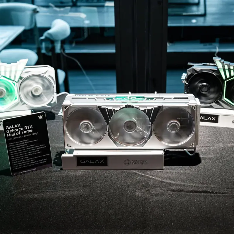 Protótipo GALAX GeForce RTX Hall of Fame branco e prata exposto na Computex 2026, ao lado da plaqueta que cita os cristais Swarovski e outras placas HOF