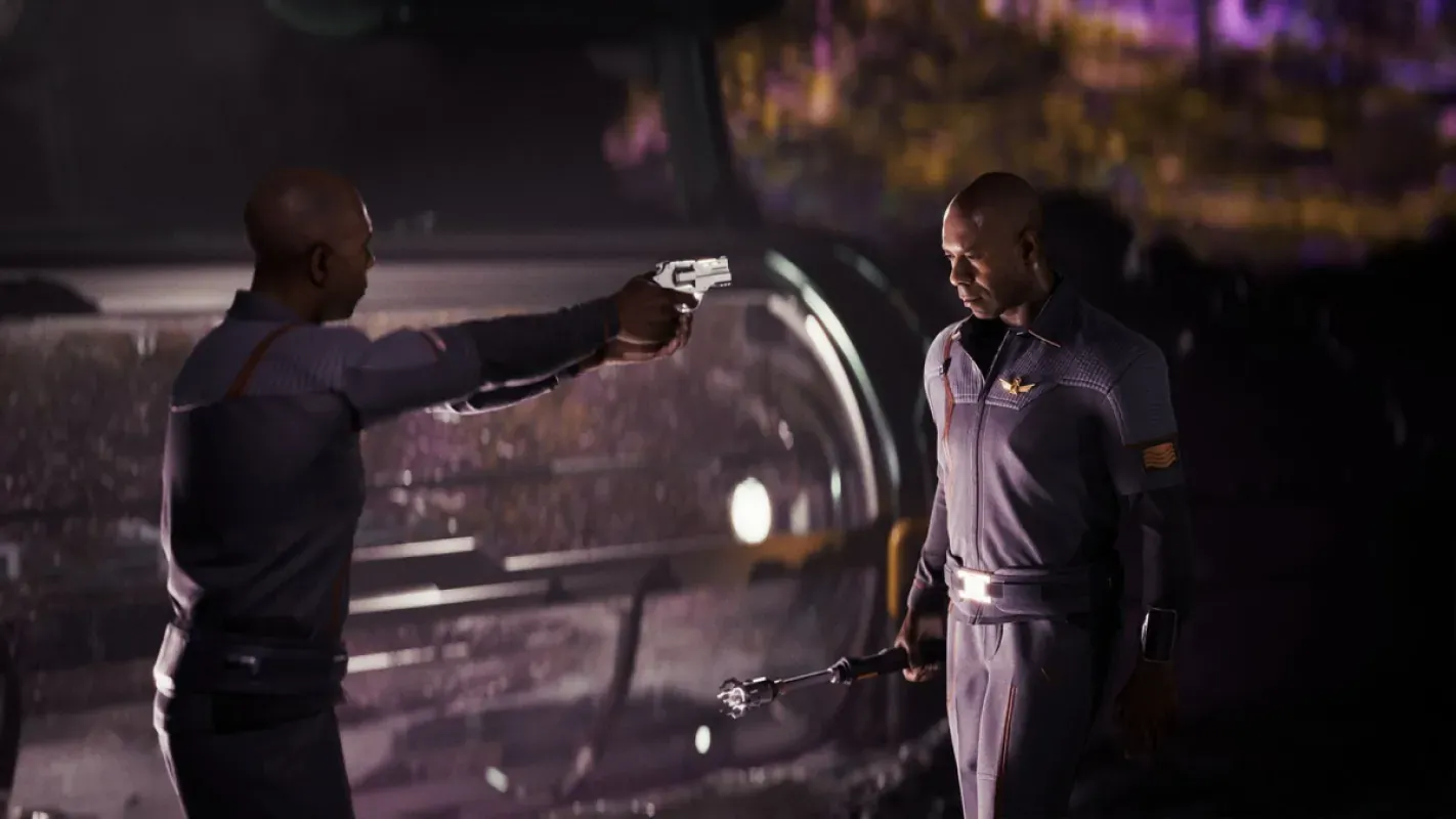 Dois tripulantes da Cassiopeia se enfrentam com armas em cena de Directive 8020