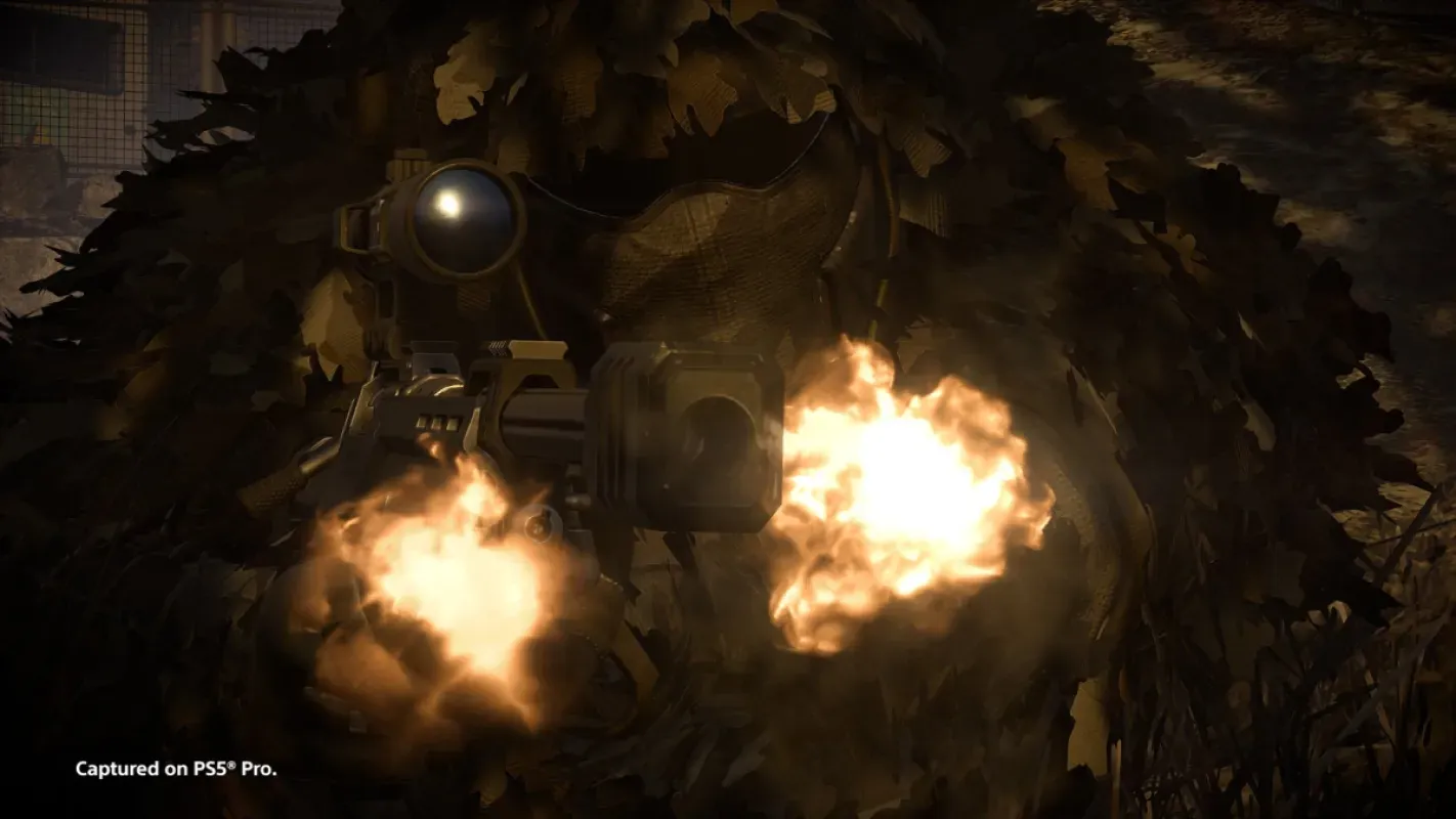 Helldiver camuflado dispara um fuzil de precisão à noite em Helldivers 2