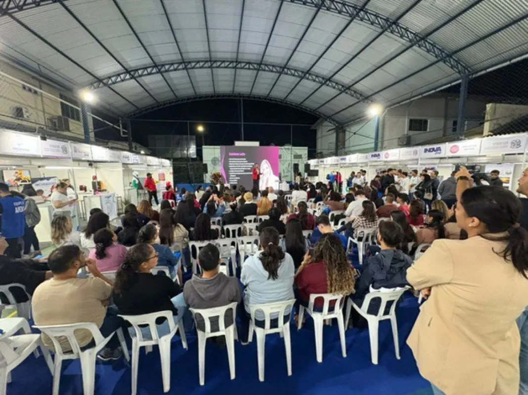 Público sentado assiste a palestra em evento de inovação apoiado pelo Sebrae/ES