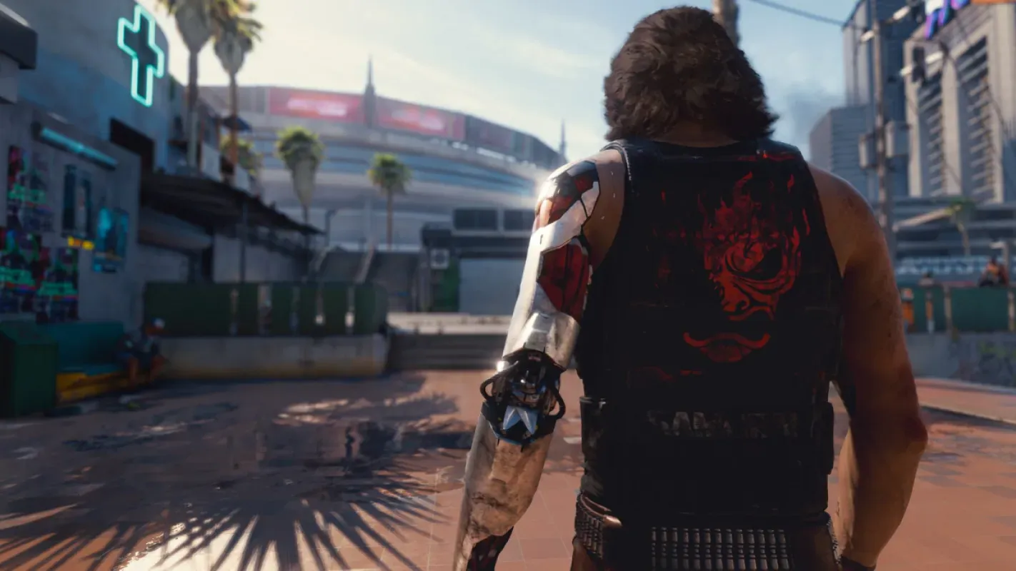 Johnny Silverhand, com braço cibernético, caminha por Night City em Cyberpunk 2077